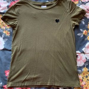 T-shirt with a lil black heart🖤